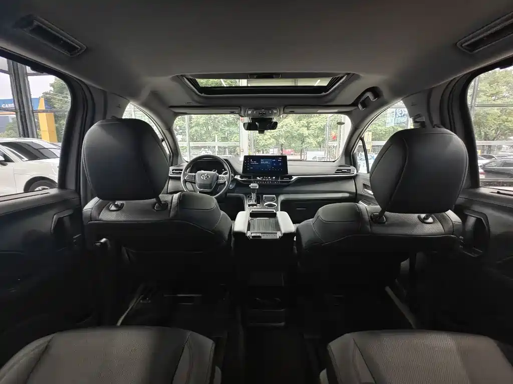 Toyota Sienna 2023 — фото 16