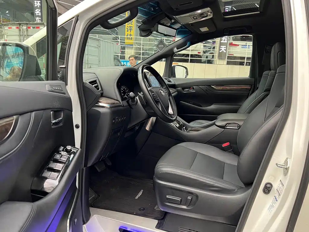 Toyota Alphard 2023 — фото 12