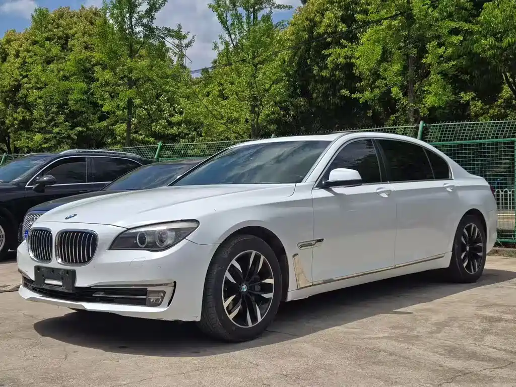 BMW 7 Series 2011 — фото 1