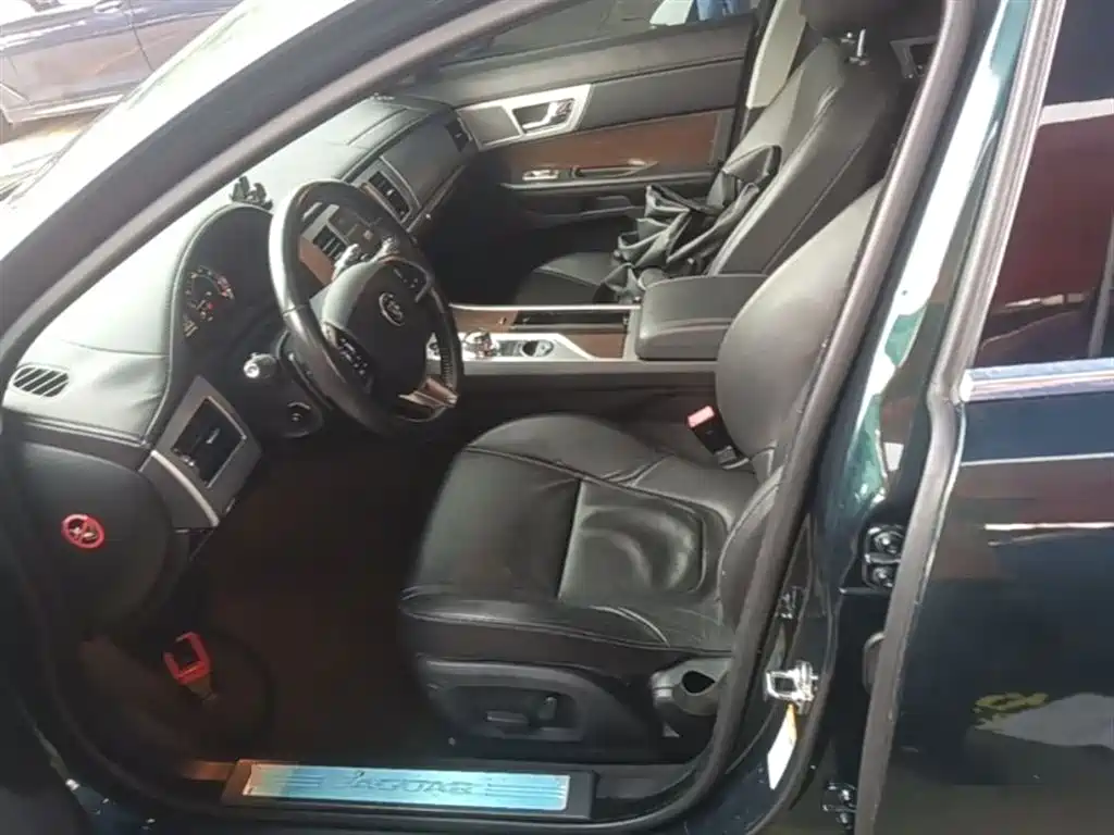 Jaguar XF 2014 — фото 15