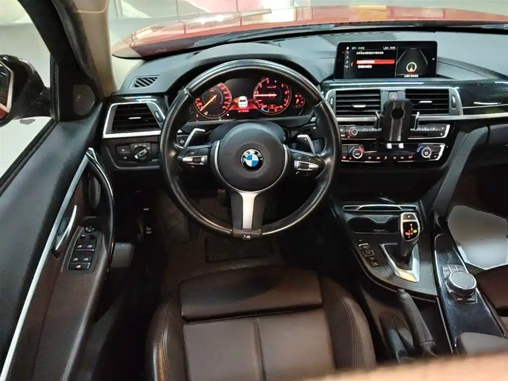 BMW 3 Series 2018 — фото 11