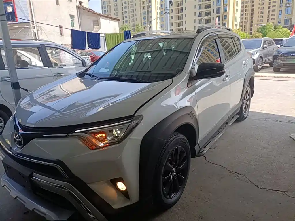 Toyota RAV4 2019 — фото 2