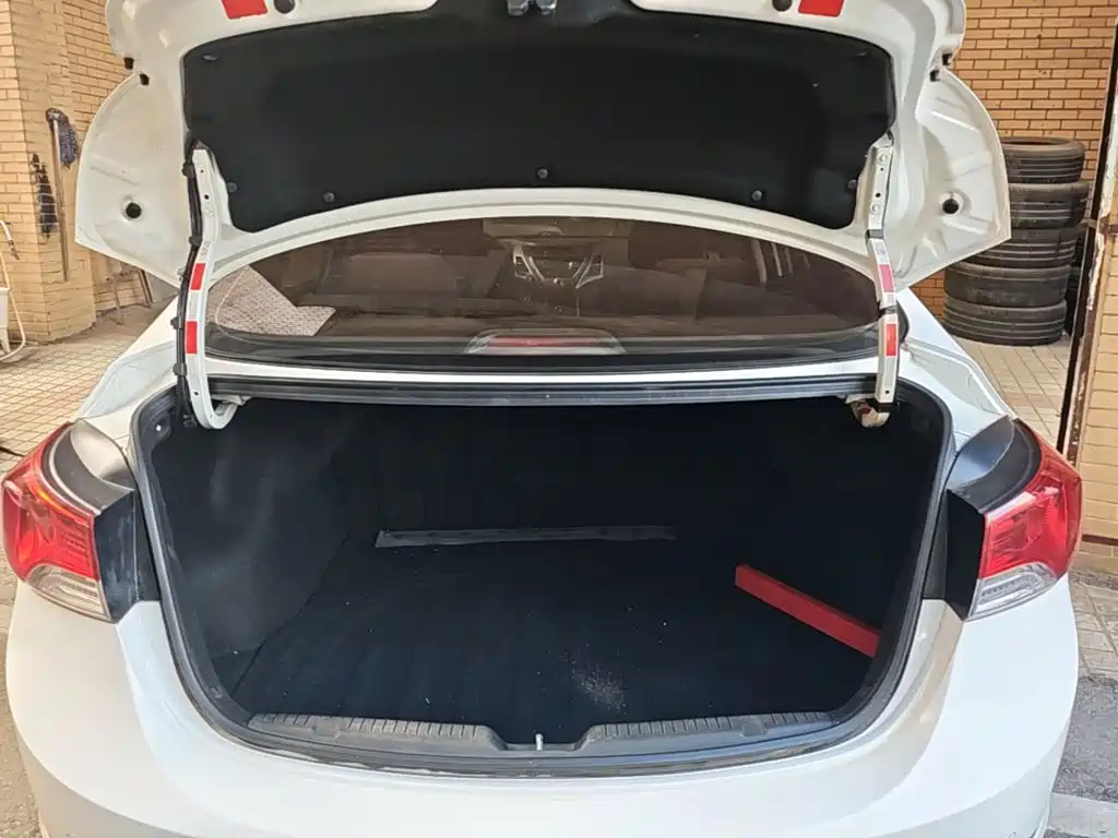 Hyundai Elantra 2015 — фото 19