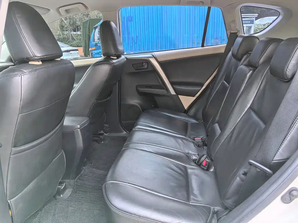 Toyota RAV4 2016 — фото 8
