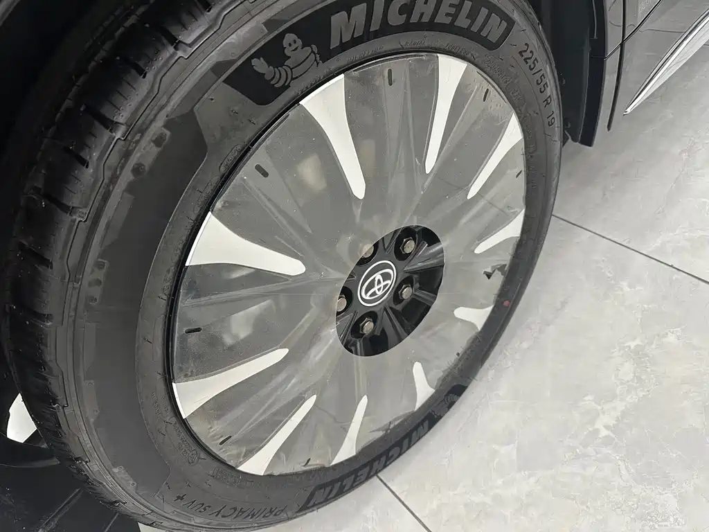 Toyota Alphard — фото 22