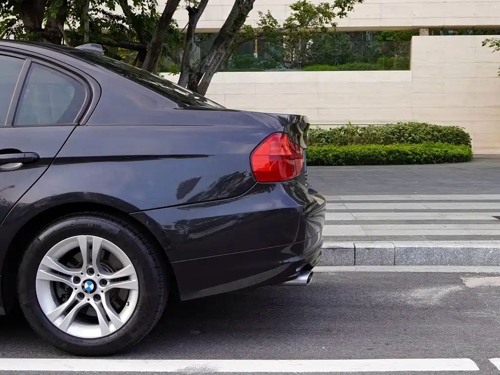 BMW 3 Series 2011 — фото 24