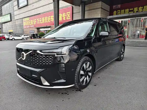 Volvo EM90 2025