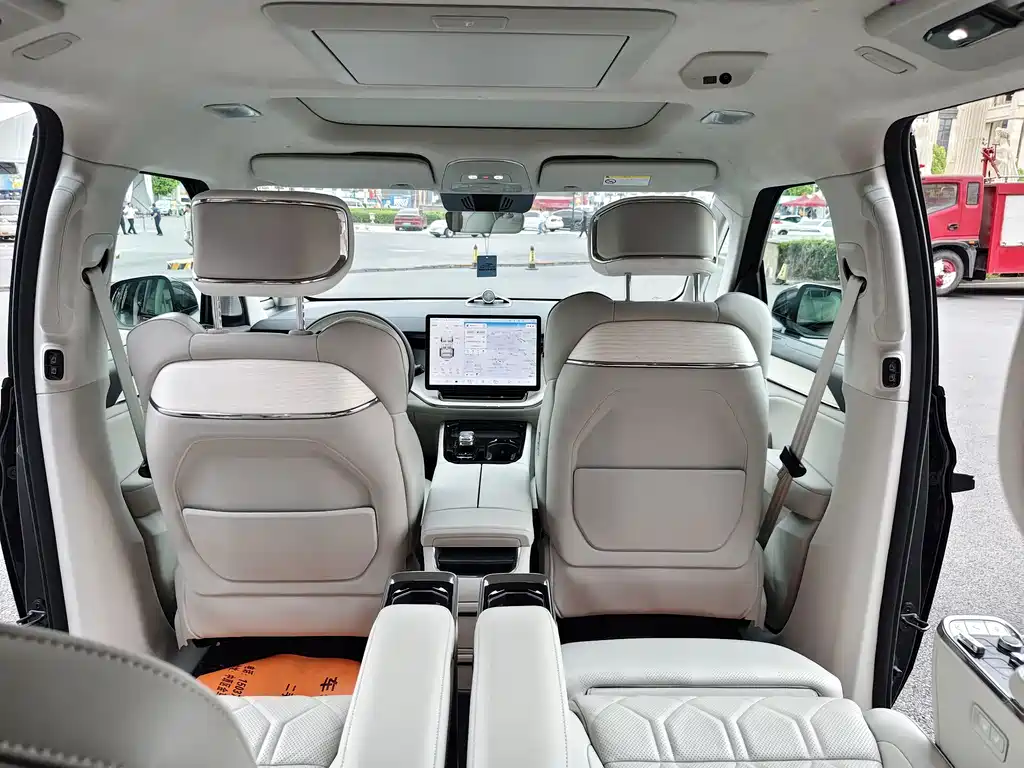 Volvo EM90 2025 — фото 17