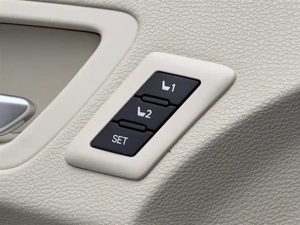Toyota Granvia 2023 — фото 14
