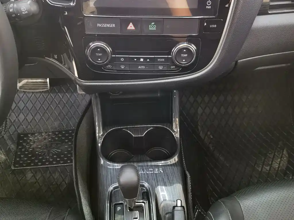 Mitsubishi Outlander 2017 — фото 11