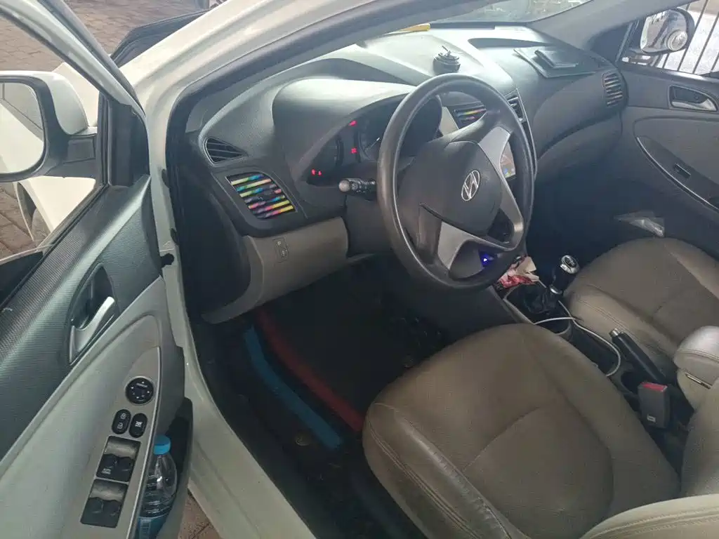 Hyundai Accent 2015 — фото 17