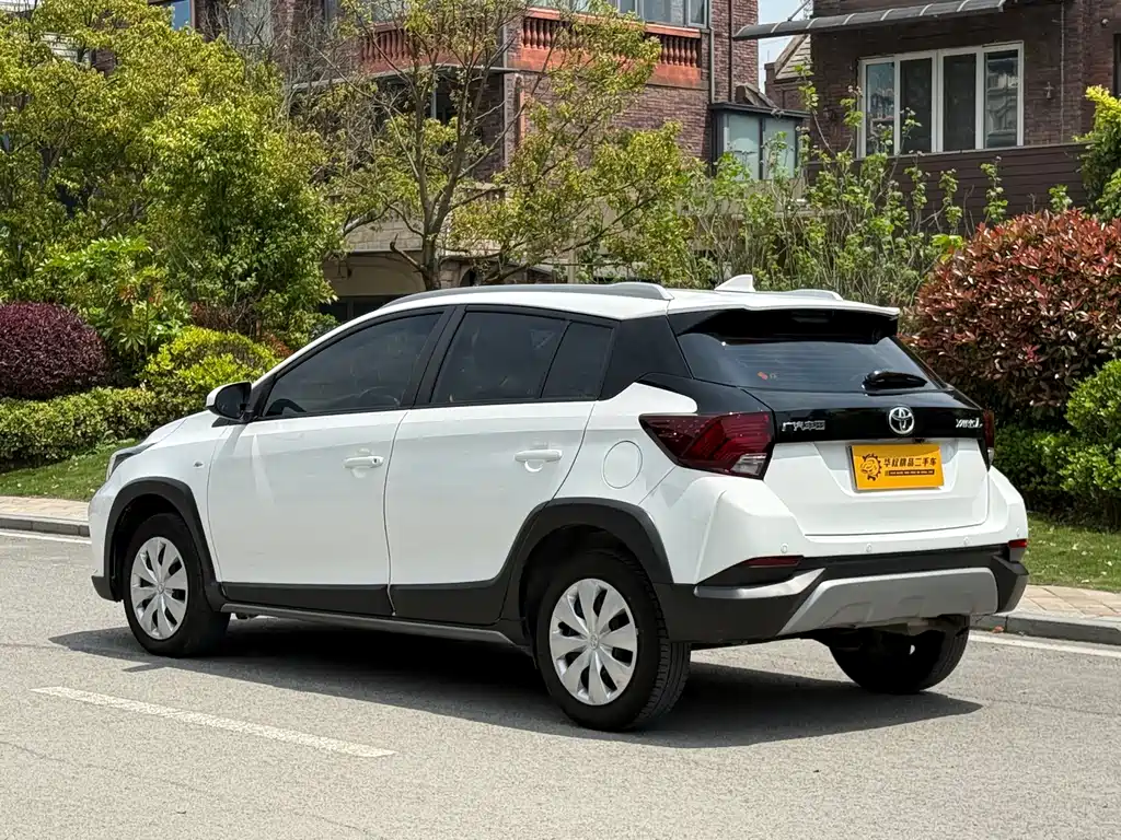 Toyota Yaris L 2023 — фото 12