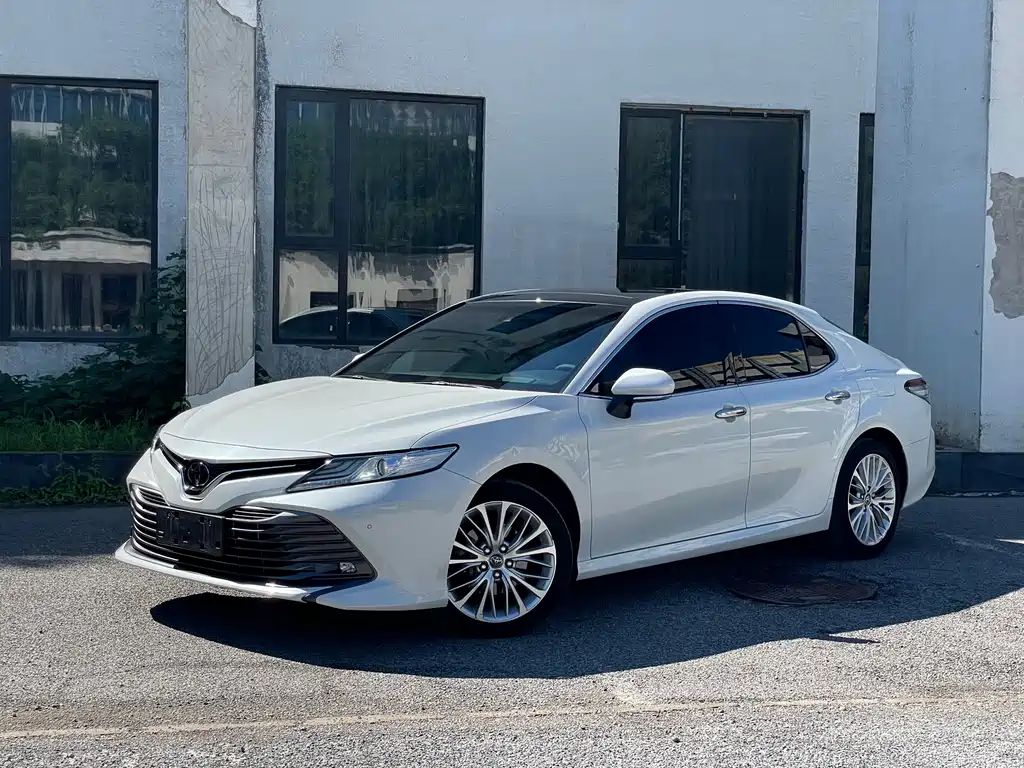 Toyota Camry 2018 — фото 1
