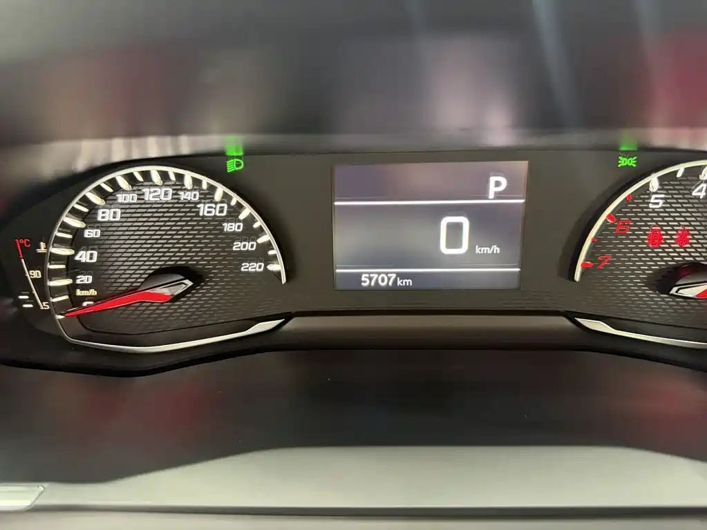 Peugeot 2008 2025 — фото 10