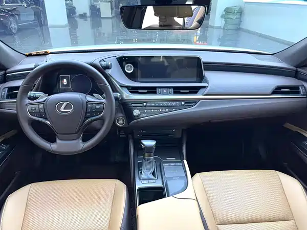 Lexus ES 2021