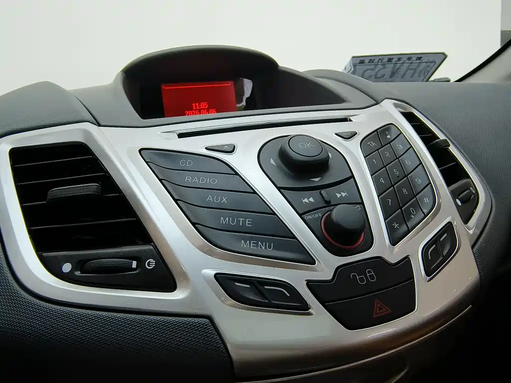 Ford Fiesta 2012 — фото 15