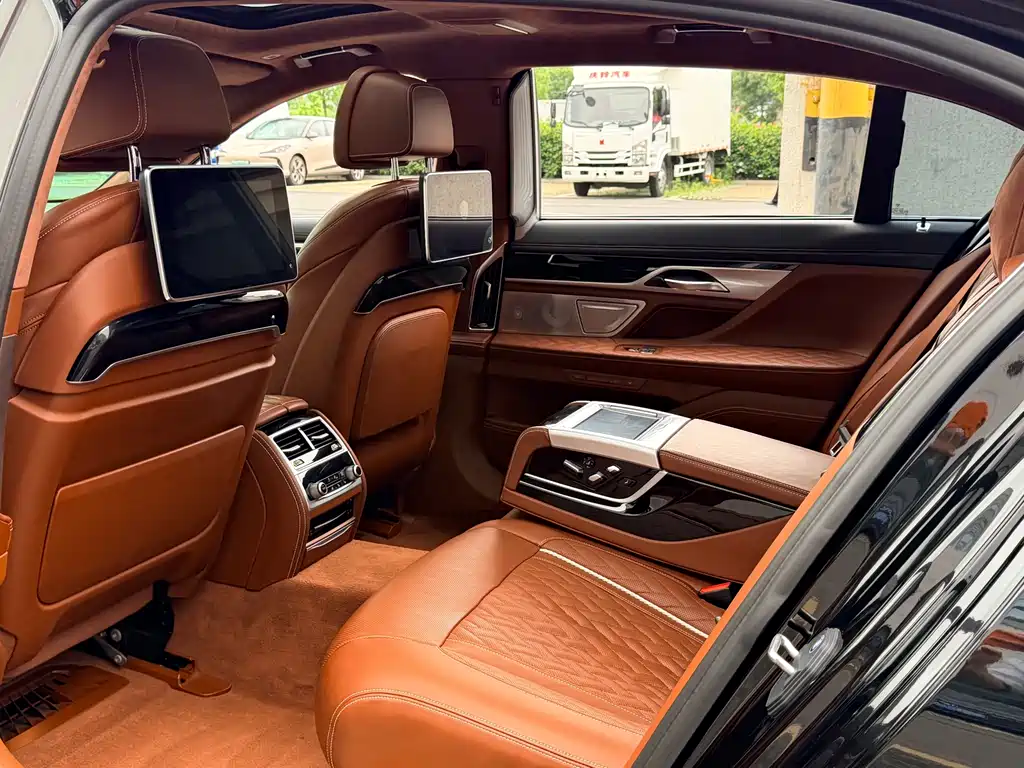 BMW 7 Series 2021 — фото 11
