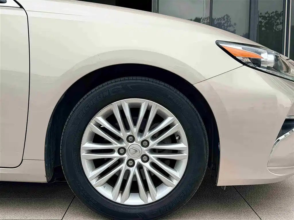 Lexus ES 2017 — фото 11