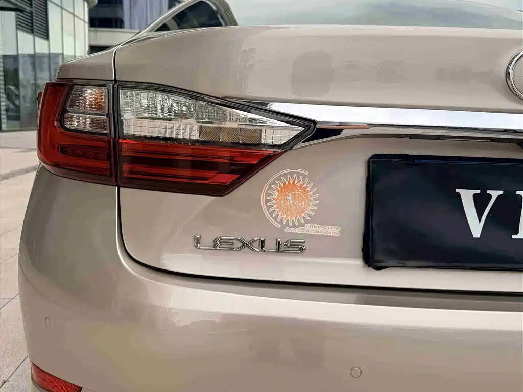 Lexus ES 2017 — фото 12