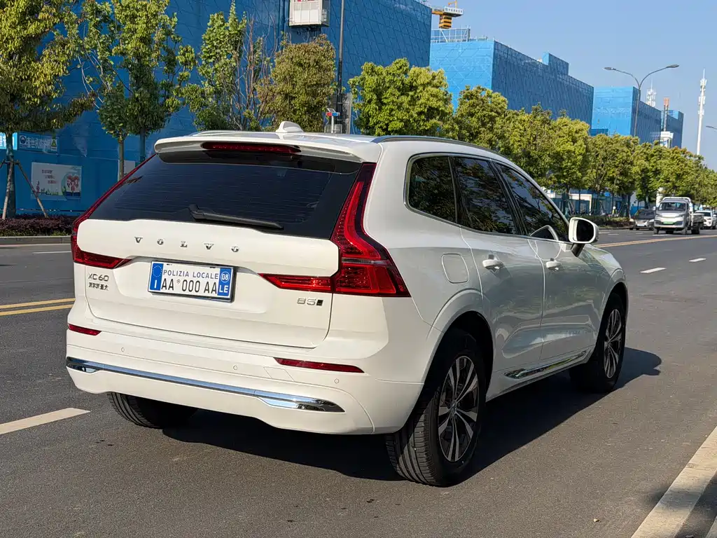 Volvo XC60 2023 — фото 10
