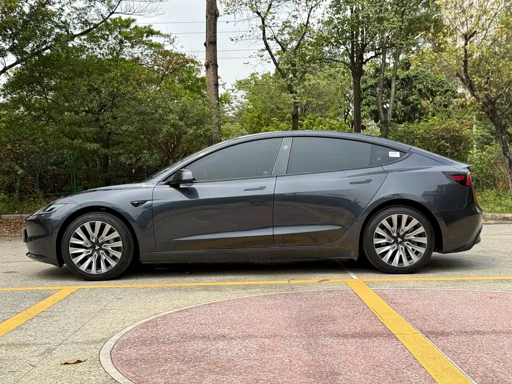 Tesla Model 3 2025 — фото 10