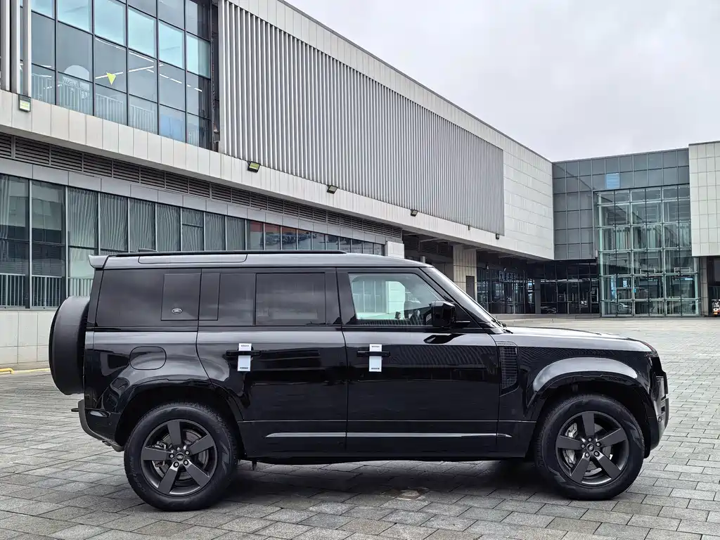 Land Rover Defender 2023 — фото 18
