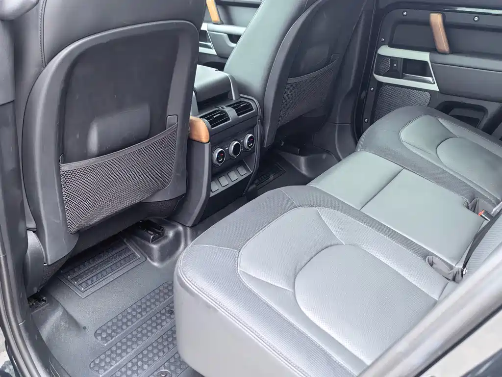Land Rover Defender 2023 — фото 13