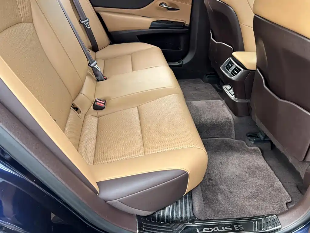Lexus ES 2020 — фото 12