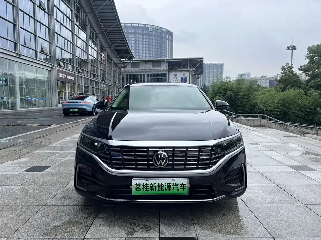 Volkswagen Passat PHEV 2023 — фото 2