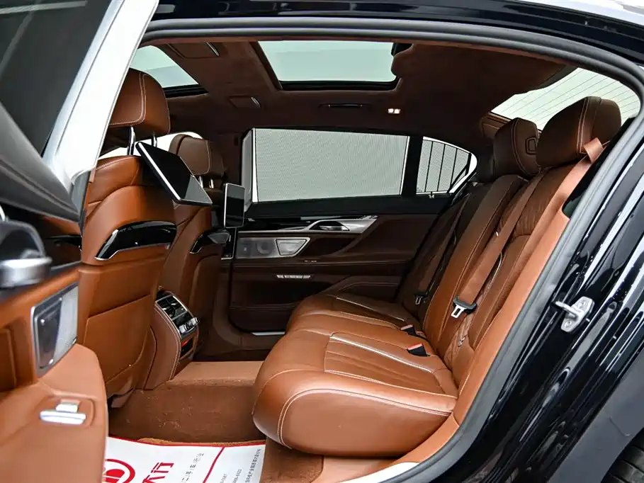 BMW 7 Series 2018 — фото 12