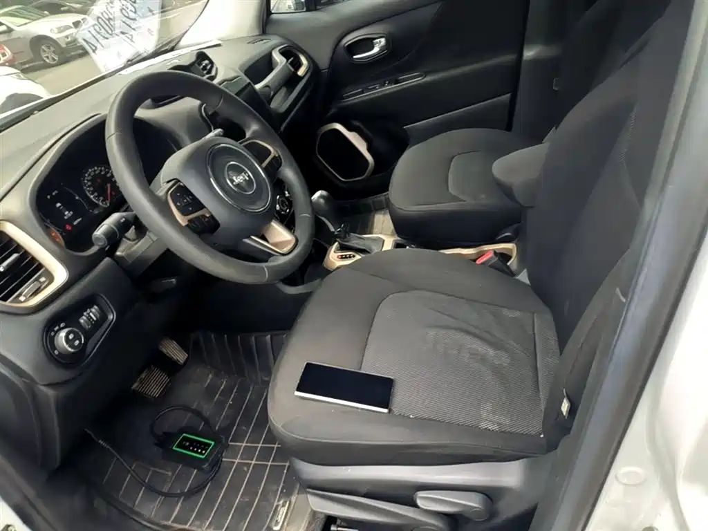 Jeep Renegade 2017 — фото 15