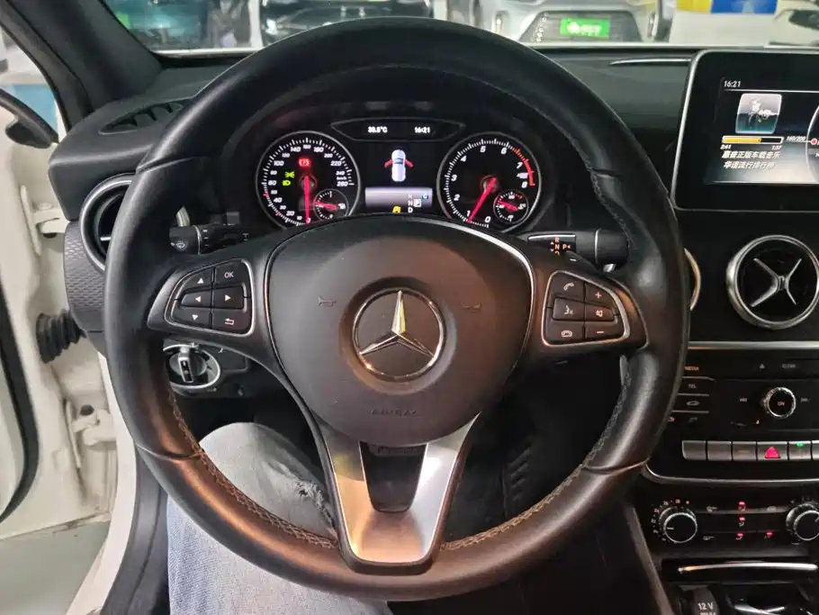 Mercedes-Benz A-Class 2016 — фото 15