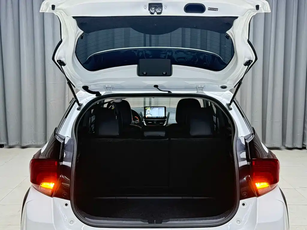 Toyota Yaris L 2022 — фото 20