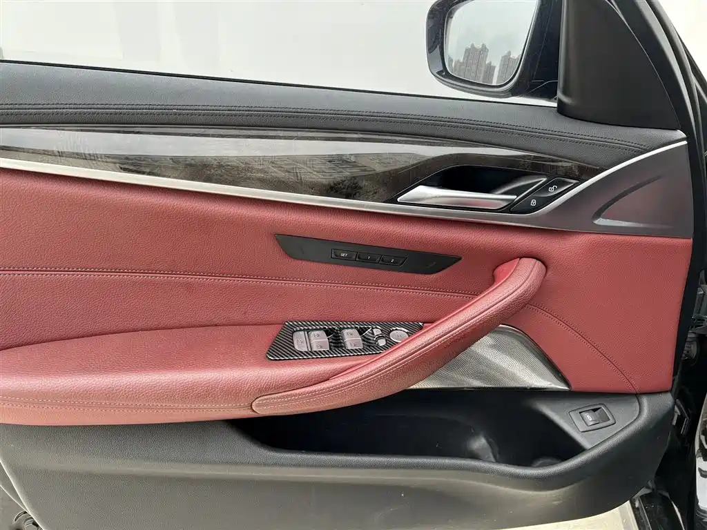 BMW 5 Series 2018 — фото 13