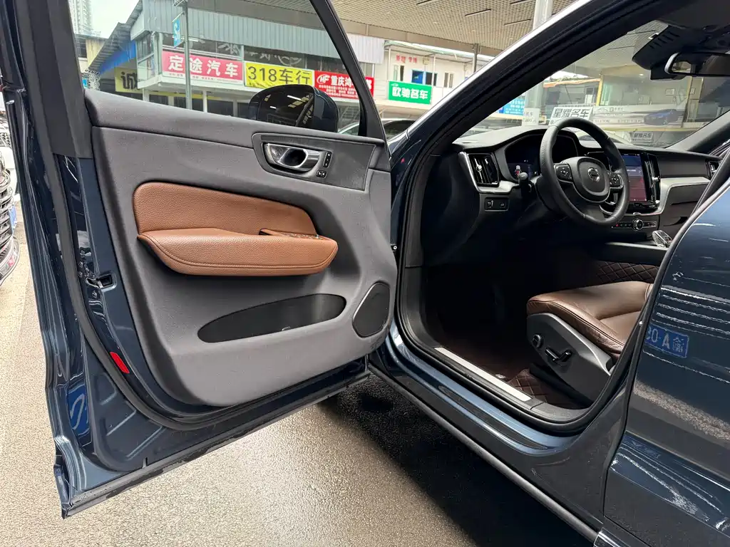 Volvo XC60 2022 — фото 13