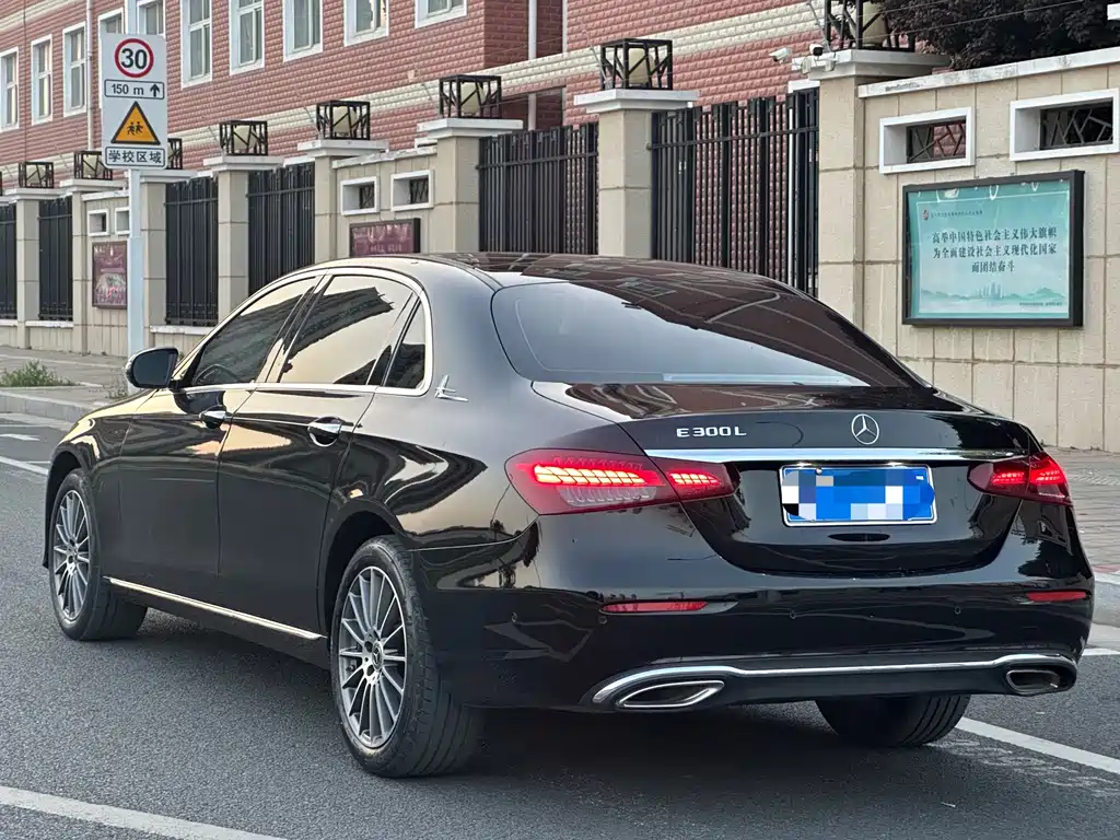 Mercedes-Benz E-Class 2023 — фото 7