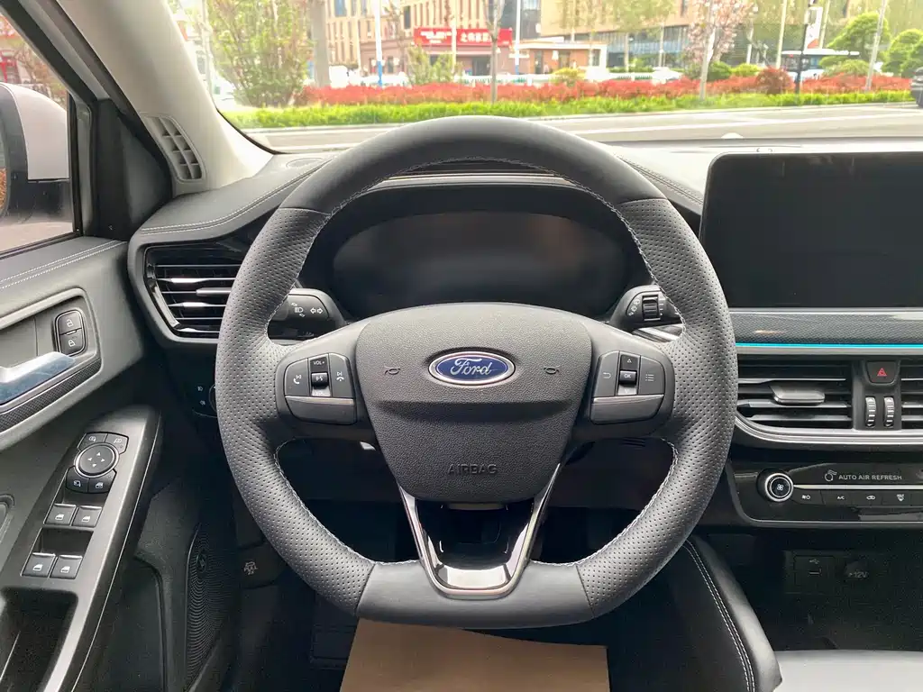 Ford Focus 2022 — фото 11