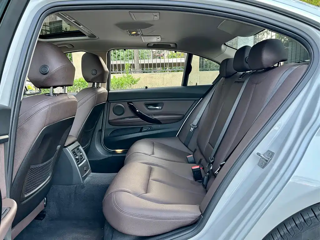 BMW 3 Series 2019 — фото 11