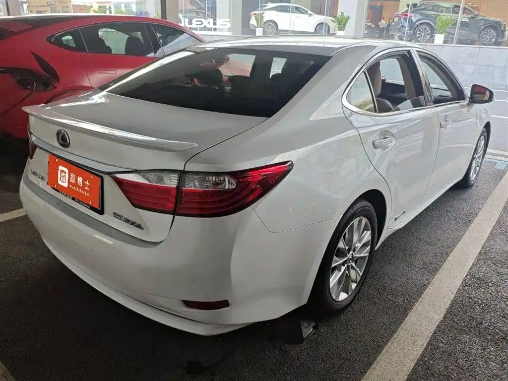 Lexus ES 2014 — фото 13