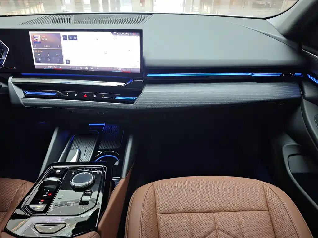 BMW 5 Series 2025 — фото 14