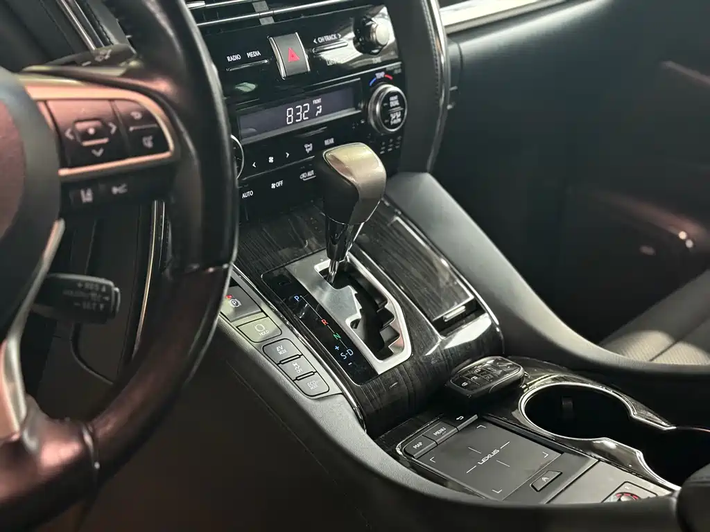 Lexus LM 2021 — фото 10