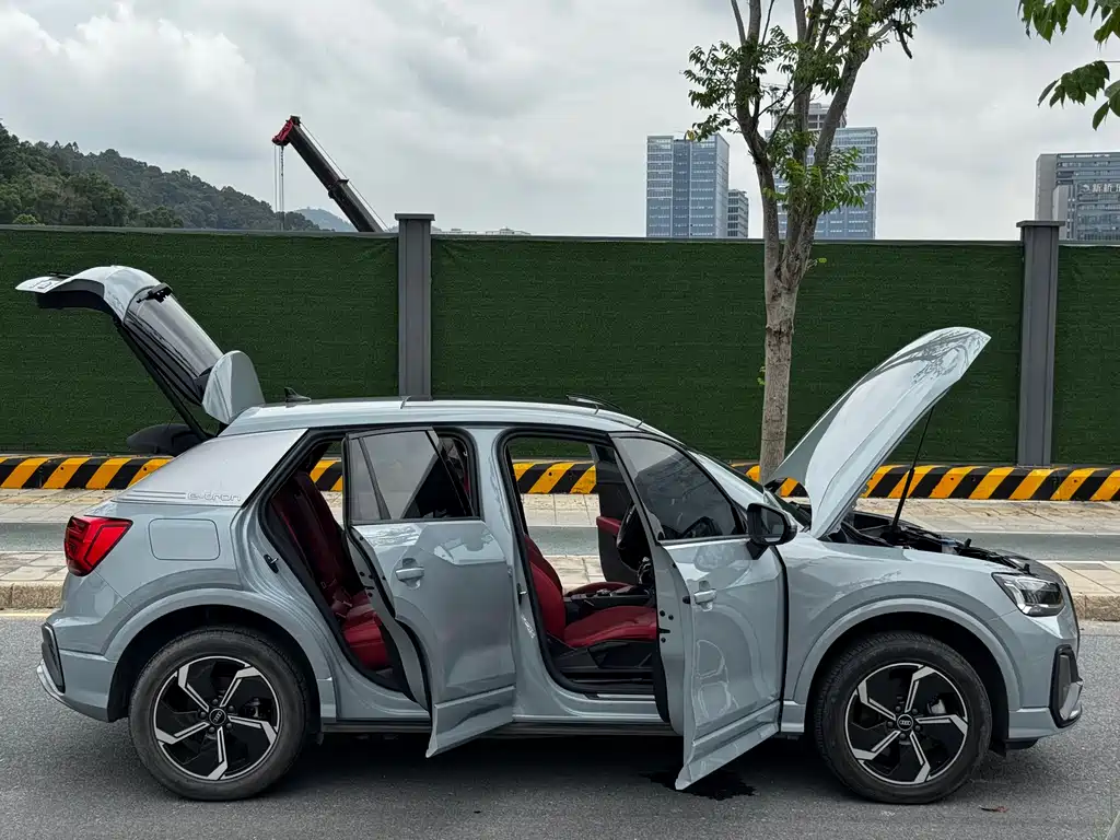 Audi Q2L e-tron 2022 — фото 25