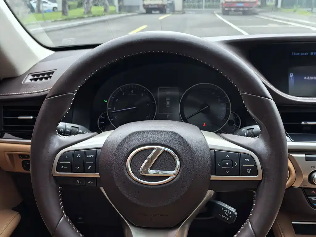 Lexus ES 2016 — фото 15