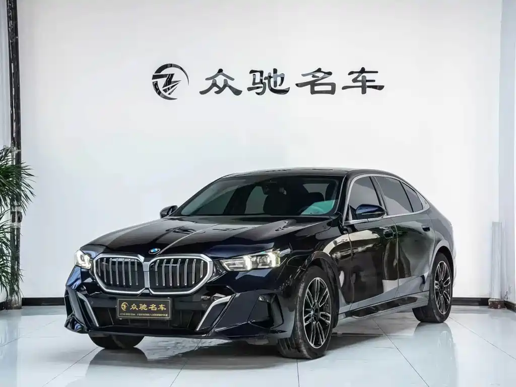 BMW 5 Series 2025 — фото 1