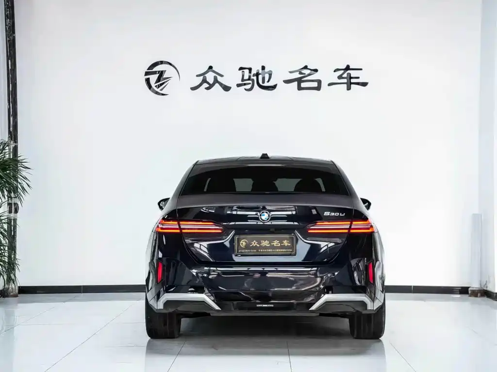 BMW 5 Series 2025 — фото 11