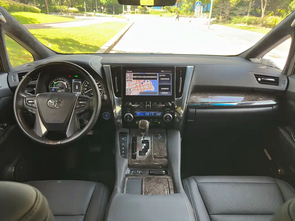 Toyota Alphard 2023 — фото 18