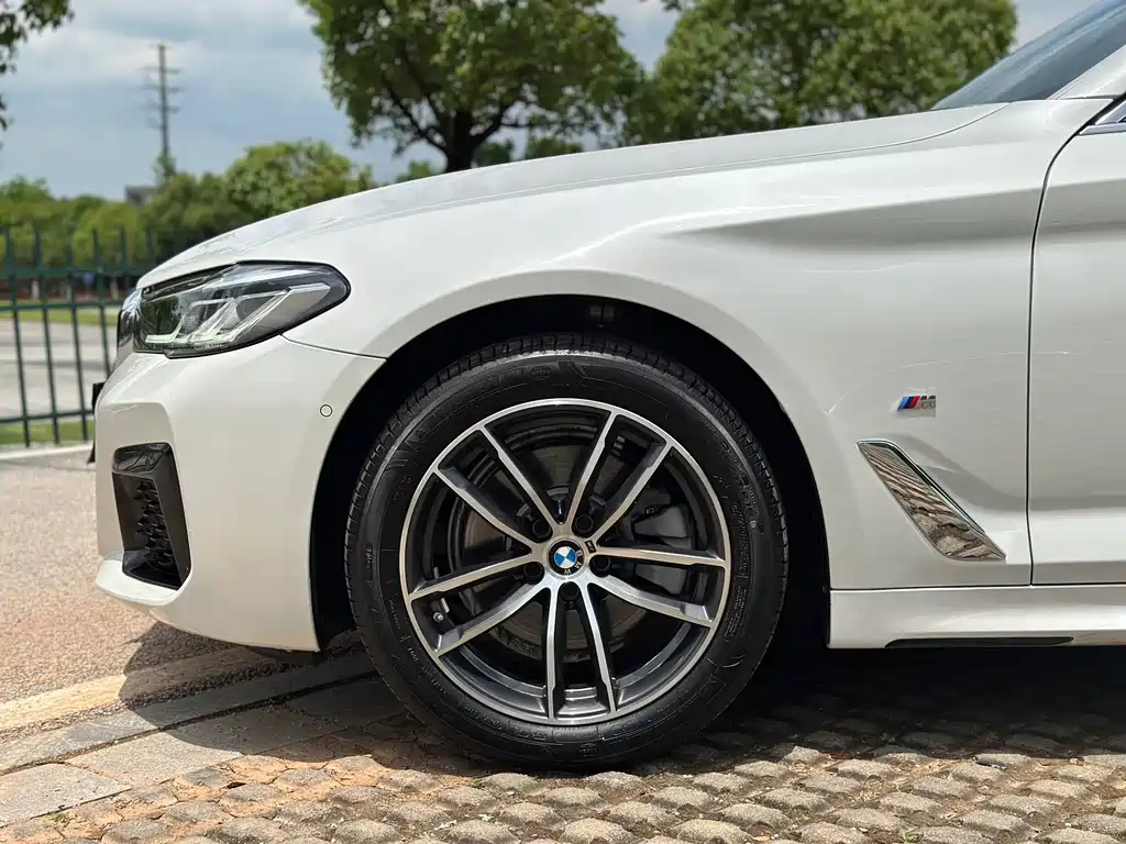 BMW 5 Series 2022 — фото 16