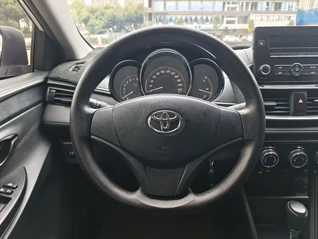 Toyota Yaris L 2021 — фото 13