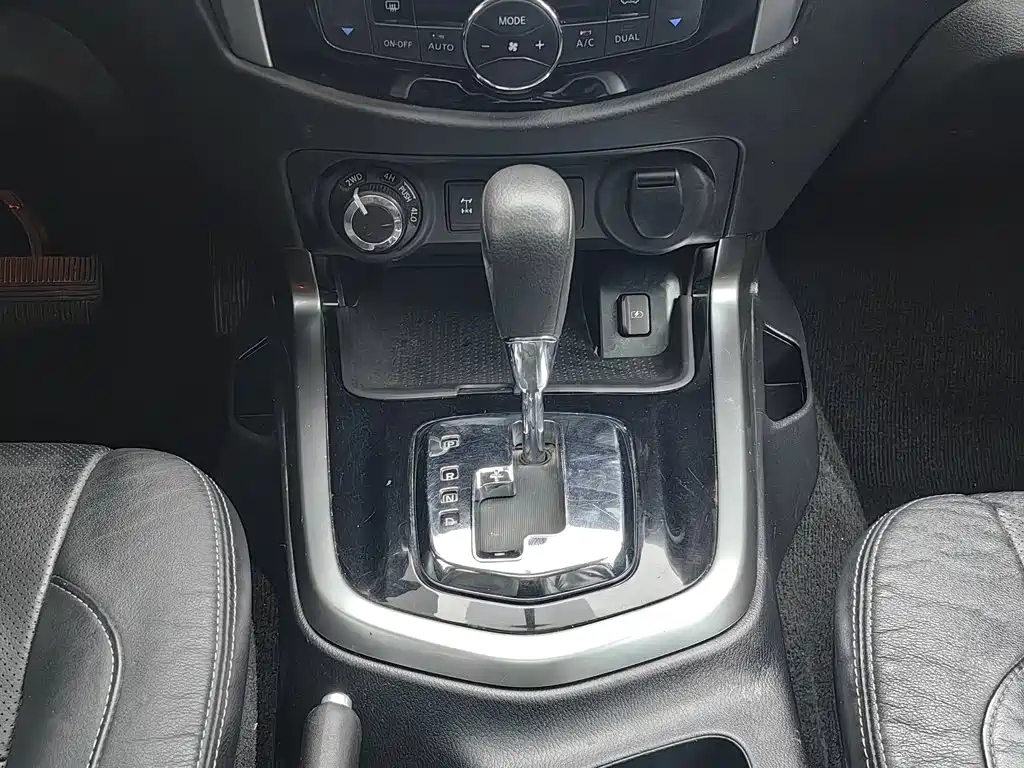 Nissan Terra 2018 — фото 13