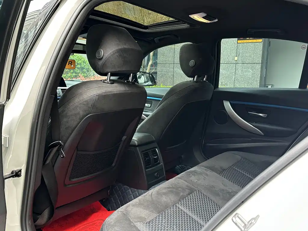BMW 3 Series 2018 — фото 17